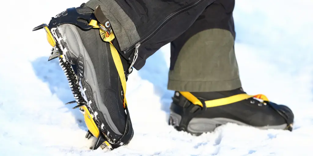 Crampons vs. microspikes: choosing the best option for winter hiking Crampons vs.microspikes choosing the best option for winter hiking