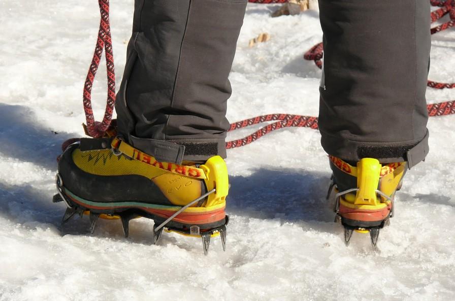 Crampons vs. microspikes: choosing the best option for winter hiking compability