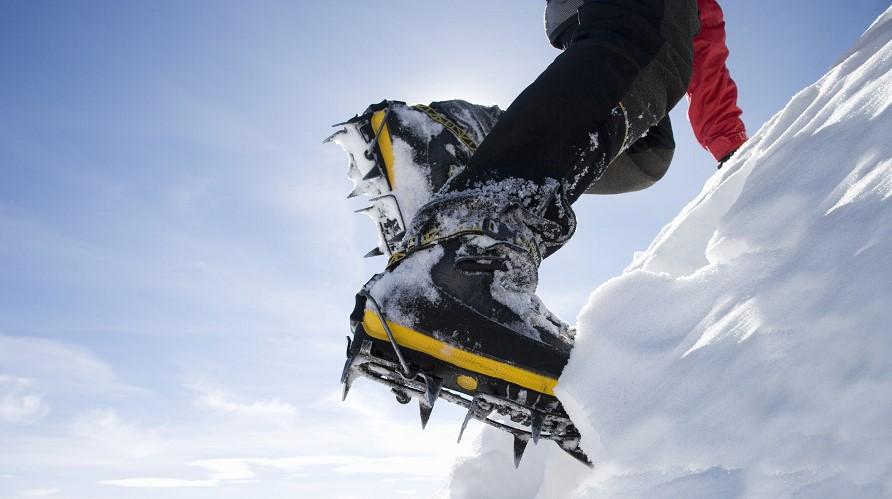 Crampons vs. microspikes: choosing the best option for winter hiking crampos