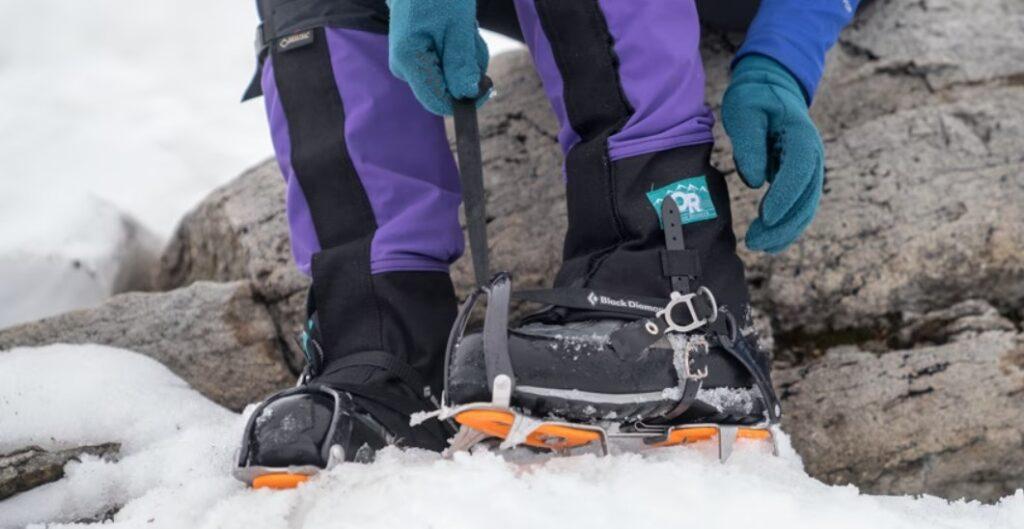 Crampons vs. microspikes: choosing the best option for winter hiking diference