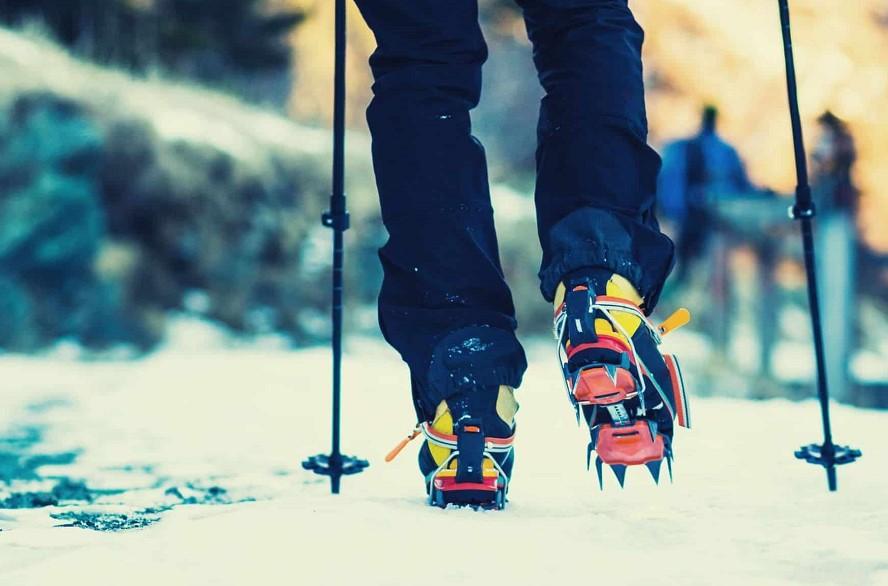Crampons vs. microspikes: choosing the best option for winter hiking img