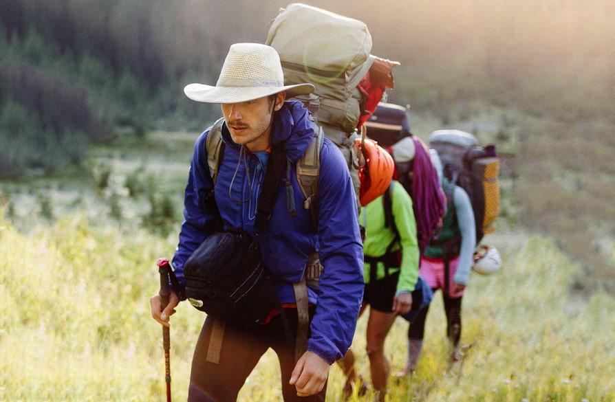 What to wear hiking in summer and the ultimate summer hiking outfit guide layers